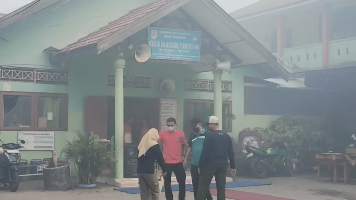 Satuan pendidikan Banjarbaru menerapkan penyesuaian jam belajar akibat kabut asap karhutla. (Sheilla Farazela/Radar Banjarmasin)&nbsp;
