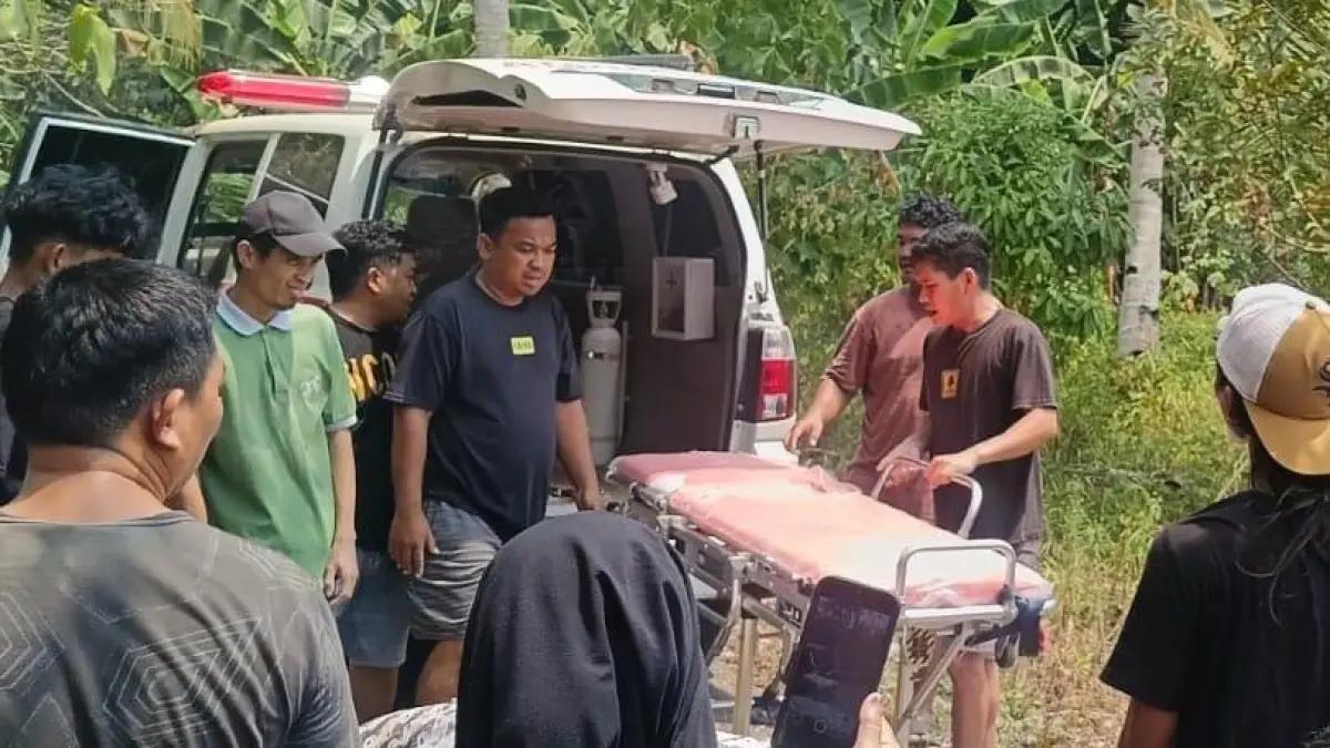 TENGGELAM: Korban tenggelam, pelajar SMP di Tabalong, saat dibawa ke Puskesmas Tanta menggunakan ambulans. (Foto: Ibnu Dwi Wahyudi/Radar Banjarmasin)
