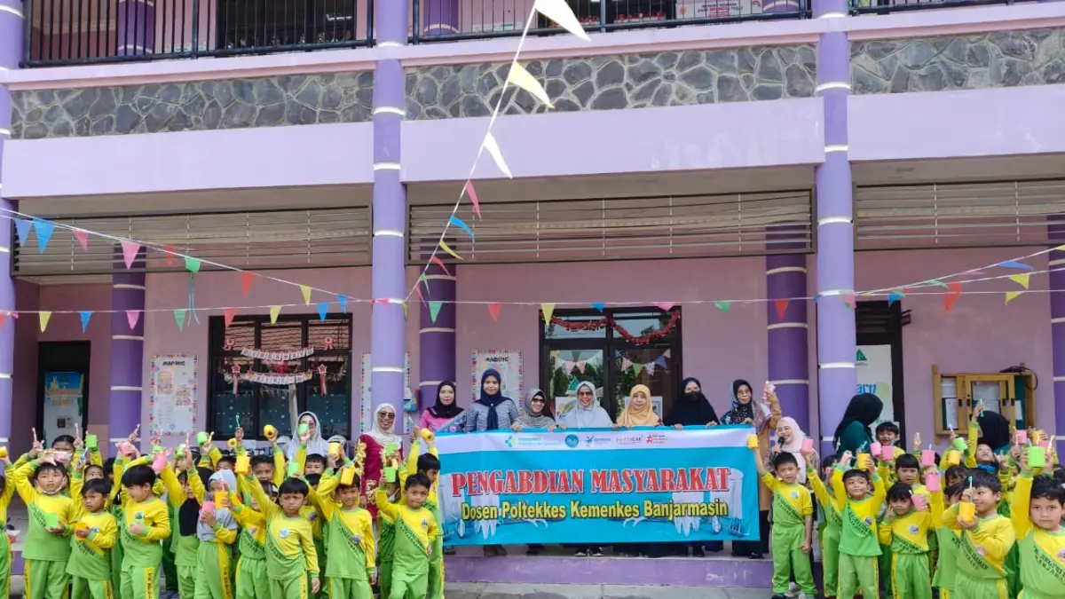 ANTUSIAS: Dosen dan mahasiswa Jurusan Kesehatan Gigi Poltekkes Kemenkes Banjarmasin mendampingi 175 anak TK Negeri Idaman Banjarbaru mempraktikkan cara menyikat gigi yang benar.