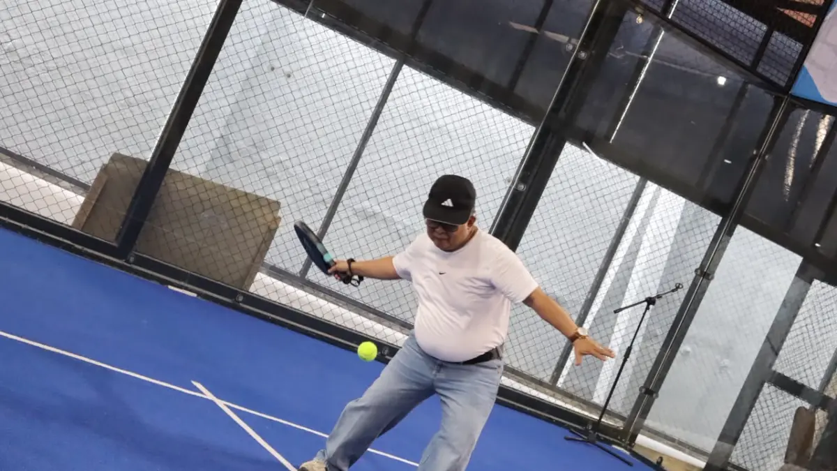 Asisten Perekonomian dan Pembangunan Setda Provinsi Kalsel, Ariadi Noor, mewakili Gubernur Kalsel H. Muhidin saat membuka Turnamen Padel Antar SKPD dengan pemukulan bola pertama di Lapangan Padel Mahligai Pancasila, Banjarmasin, Jumat (21/8/2026). (M Idris Jian Sidik)
