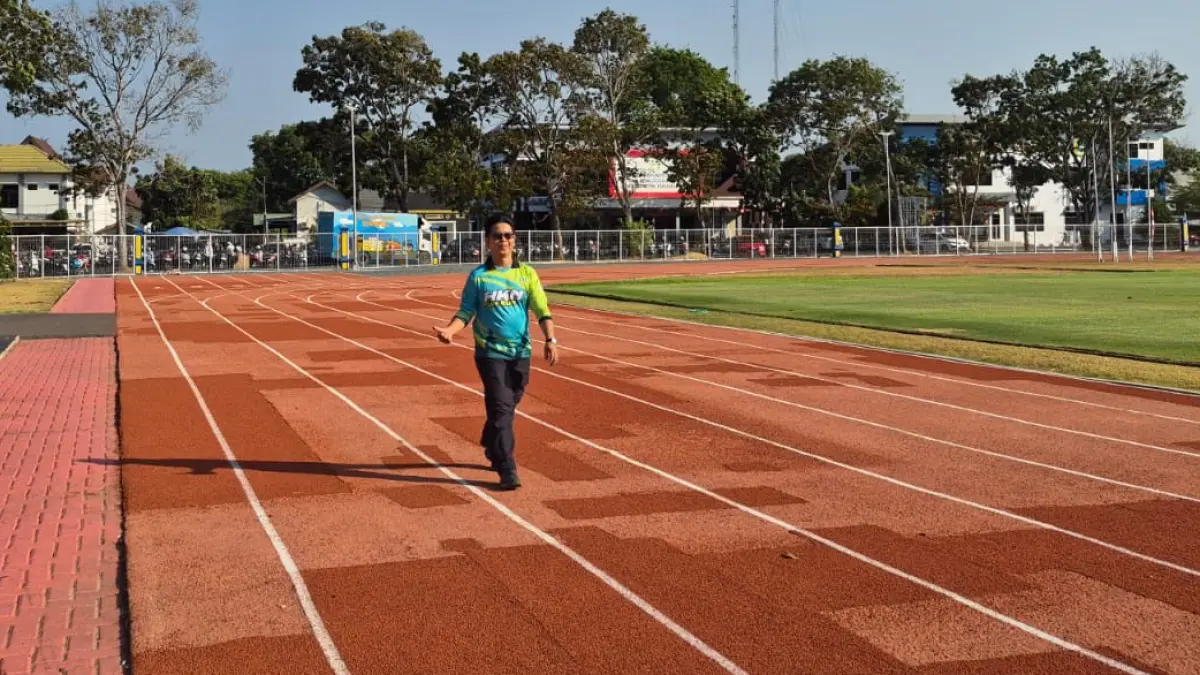 DIBUKA KEMBALI: Beberapa warga dan ASN di Pemkab Tala sedang berolahraga di lintasan lari yang berada di Stadion Pertasi Kencana Pelaihari.
