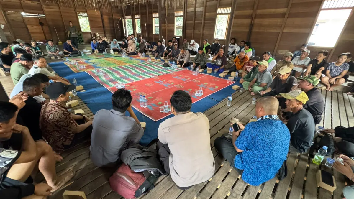 DIBUKA LAGI: Rapat adat pembukaan kembali pendakian Gunung Halau-halau. (Foto: Istimewa)