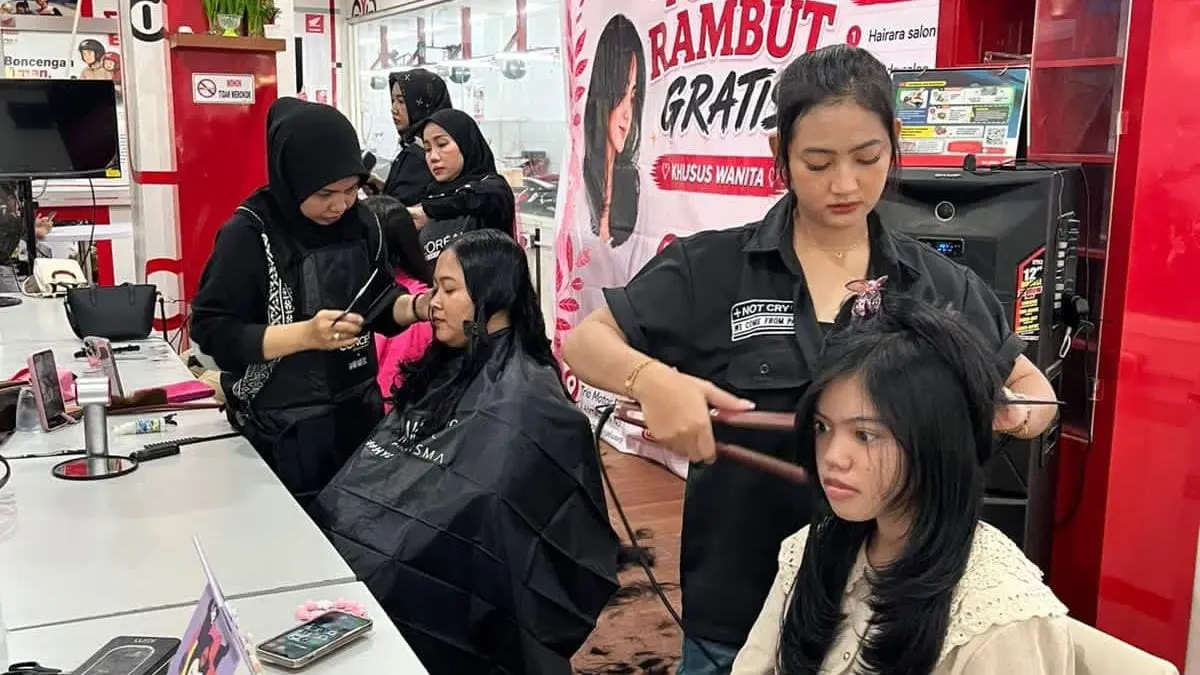 GRATIS: PT Trio Motor memberikan potong rambut gratis saat showroom event.(Foto: Trio Motor)&nbsp;