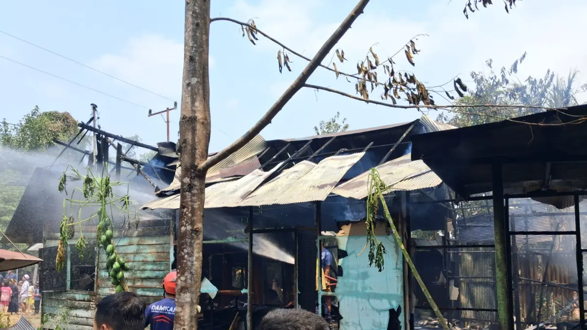 LUDES: Rumah warga Paring Agung ludes terbakar dilalap si jago merah pada Jumat siang (21/8/2026). (Foto: Relawan Emergency HSS)&nbsp;