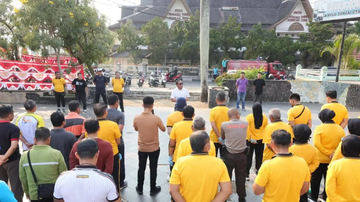 MOMEN: Bupati dan Wakil Bupati HSU, H Sahrujani dan Hero Setiawan mengikuti Gerakan Indonesia ASRI di kawasan Siring Itik, Murung Sari, untuk mendorong kepedulian masyarakat terhadap kebersihan lingkungan. (Foto: Pemkab HSU)