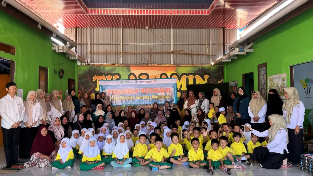 MOMEN: Dosen dan mahasiswa Jurusan Kesehatan Gigi Poltekkes Kemenkes Banjarmasin bersama anak, guru, dan orang tua TK Al Amin usai kegiatan edukasi kesehatan gigi.