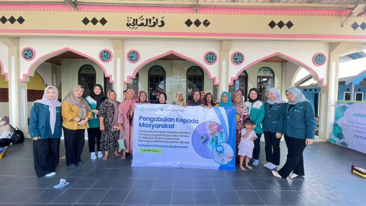 MOMEN: Peserta bersama tim dosen dan mahasiswa Poltekkes Kemenkes Banjarmasin usai mengikuti edukasi metode SEGERA untuk mengenali tanda awal stroke di Martapura Barat.