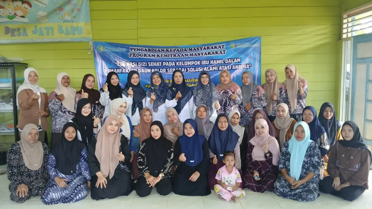 MOMEN: Tim pengabdian masyarakat Poltekkes Kemenkes Banjarmasin bersama ibu hamil, kader, dan pihak terkait berfoto bersama usai kegiatan edukasi pemanfaatan daun kelor di Desa Sungai Tuan Ulu.

