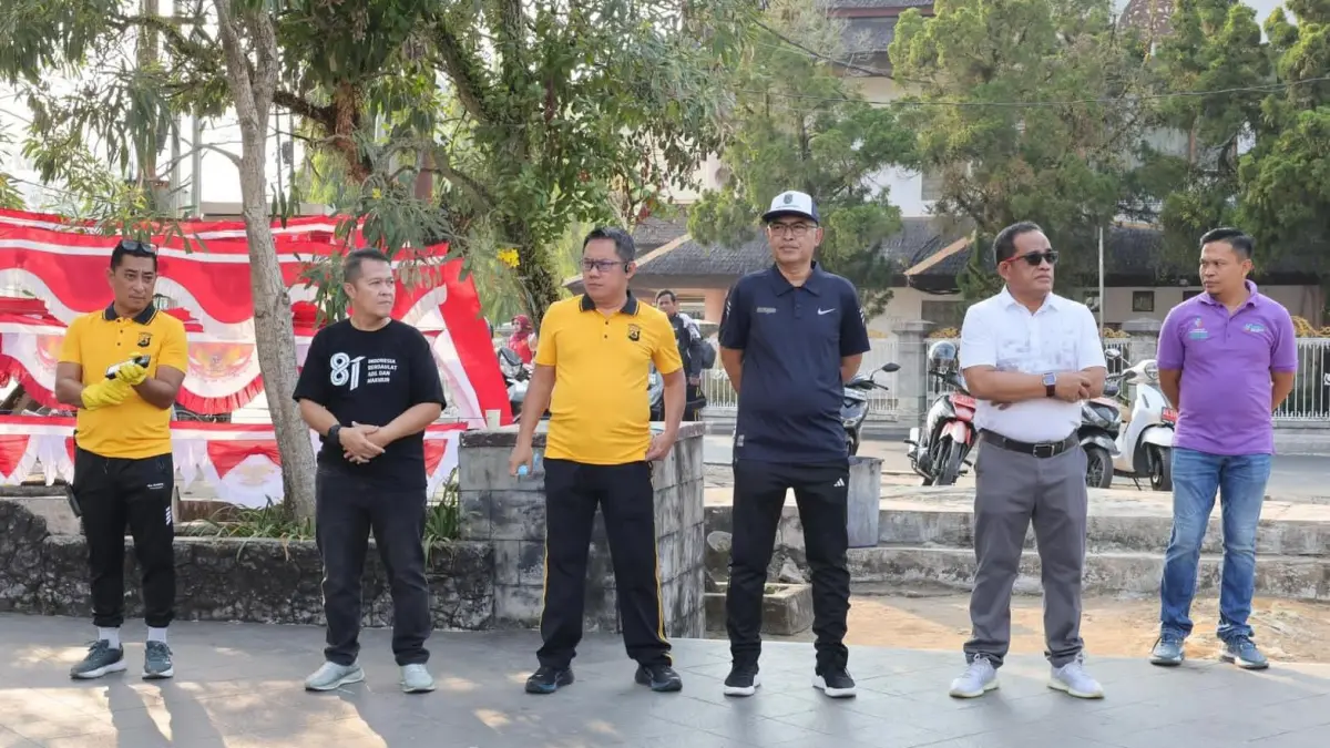 MOMEN: Wakil Bupati HSU, Hero Setiawan (tiga dari kanan) mengikuti Gerakan Indonesia ASRI di Siring Itik, Murung Sari, sekaligus mengajak masyarakat membangun budaya hidup bersih. (Foto: Pemkab HSU)