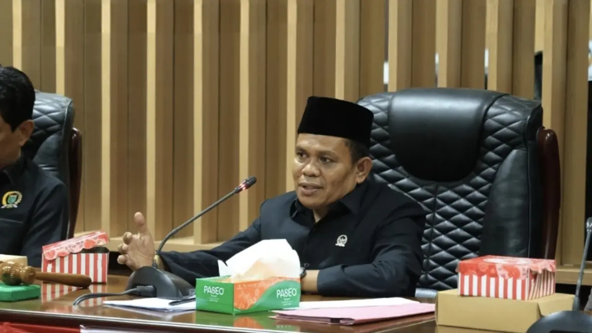 PANDANGAN: Wakil Ketua DPRD Tanah Bumbu Hasanuddin saat menyampaikan pendapat dalam salah satu rapat dengar pendapat di DPRD Tanah Bumbu. (Foto: Hasanuddin untuk Radar Banjarmasin)