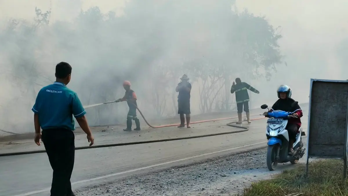 PEMADAMAN: Relawan berupaya memadamkan kebakaran hutan dan lahan (karhutla) di Kalimantan Selatan. (Sheilla/Radar Banjarmasin)