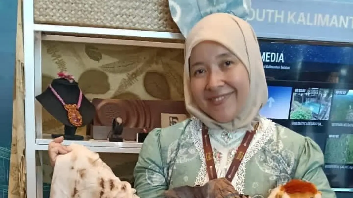 SASIRANGAN: Salah satu pelaku usaha kain Sasirangan alam yang masih bertahan.(Foto: Raudah Anisya/Radar Banjarmasin)&nbsp;
