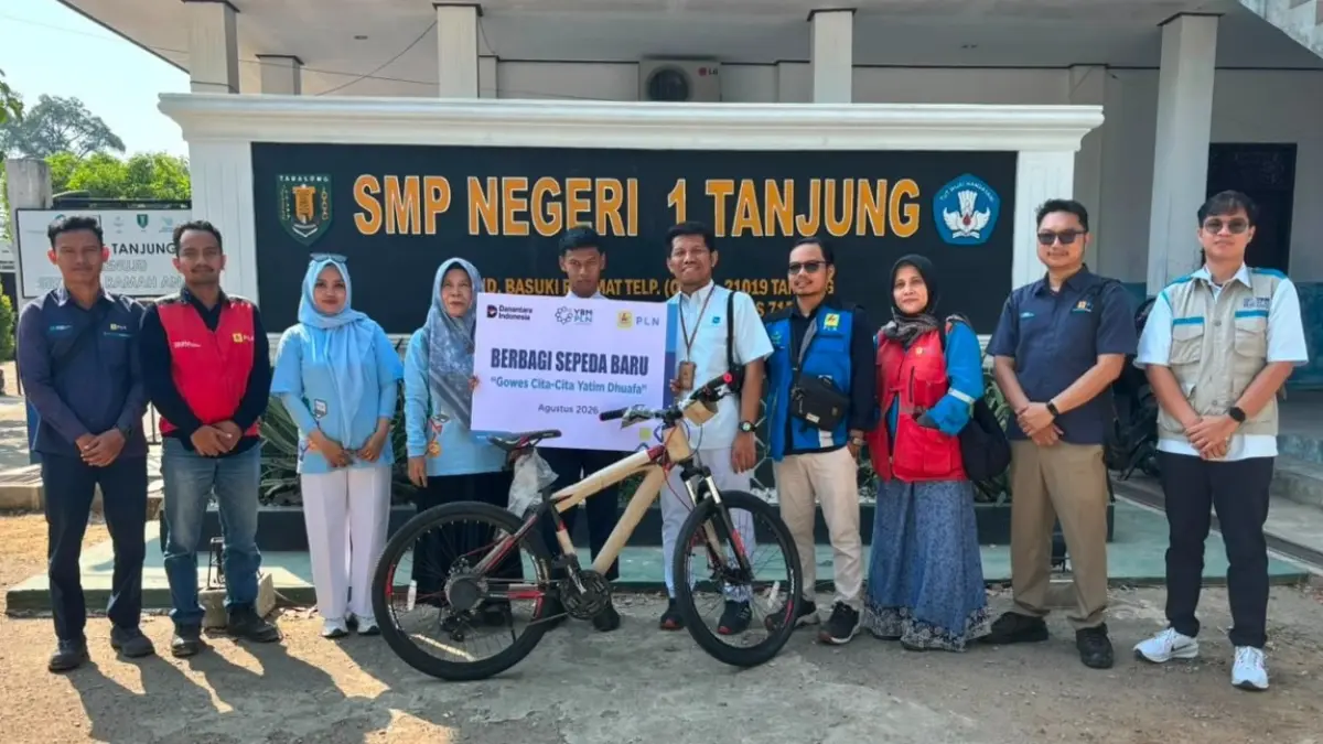 SEMOGA BERMANFAAT: Penyerahan bantuan sepeda melalui program Gowes Cita-Cita Yatim Dhuafa di SMPN 1 Tanjung.