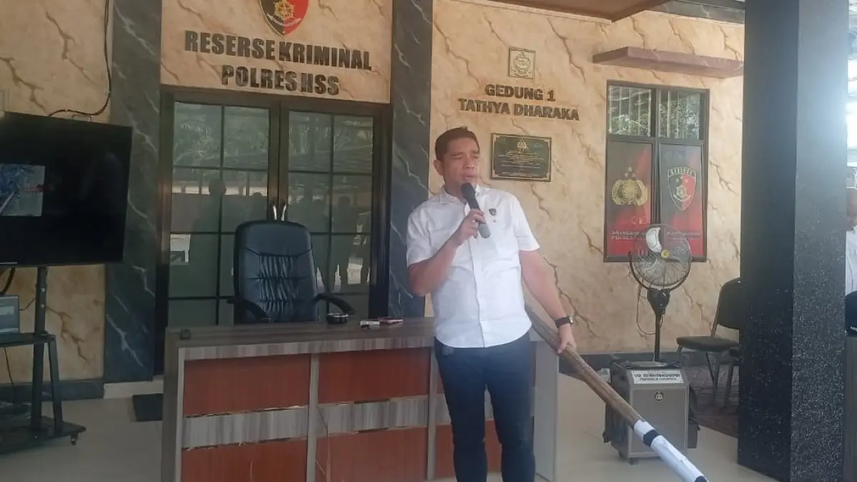 TERANGKAN: Kasat Reskrim Polres HSS, Iptu May Felly Manurung saat berikan keterangan penangkapan dua pelaku pembakaran lahan pada Jumat (21/8/2026).