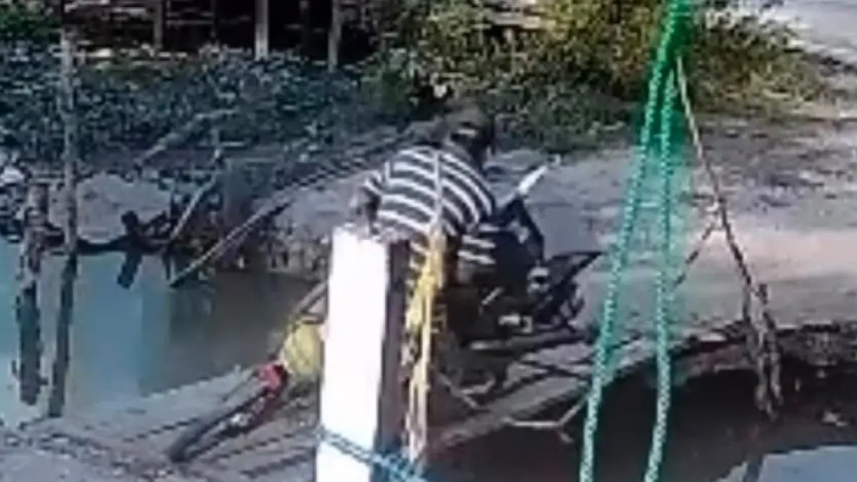 TERCEBUR: Pedagang bakso bersama gerobaknya tercebur saat melintas di akses proyek gorong-gorong Jalan Mandastana IV, Banjarmasin Timur. (Tangkap Layar Sosial Media)