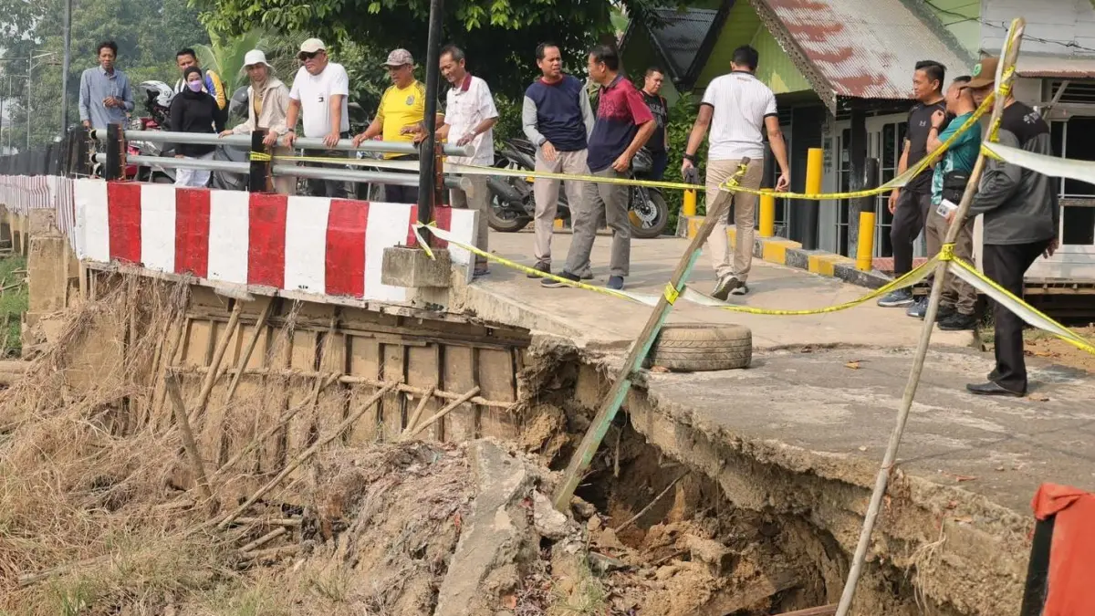 TINJAU: Bupati HSU H. Sahrujani meninjau lokasi longsor di Kelurahan Paliwara dan Kebun Sari, Amuntai Tengah. (Foto: M. Akbar)