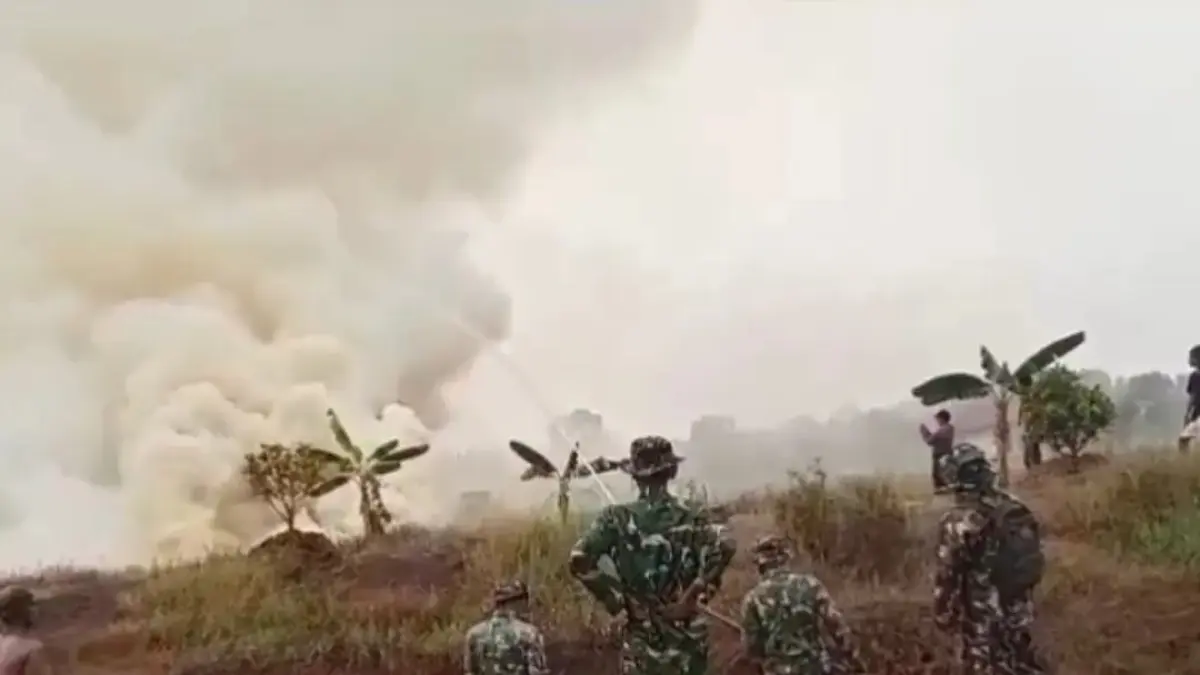 DAMPAK KEMARAU: Personel Kodim 1006/Banjar bersama tim gabungan terus berjibaku memadamkan kebakaran hutan dan lahan (karhutla) di wilayah Kota Banjarbaru.(Foto: Kodim 1006/Banjar)