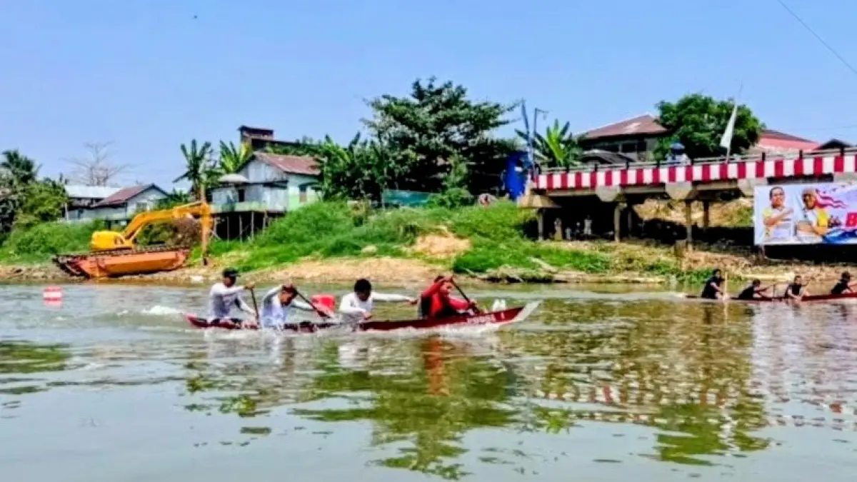 HADIR: Lomba dayung dan perahu naga dalam rangka memeriahkan HUT ke-81 Kemerdekaan RI di Siring Itik Amuntai, Sabtu (22/8/2026).(Foto: M Akbar/Radar Banjarmasin)