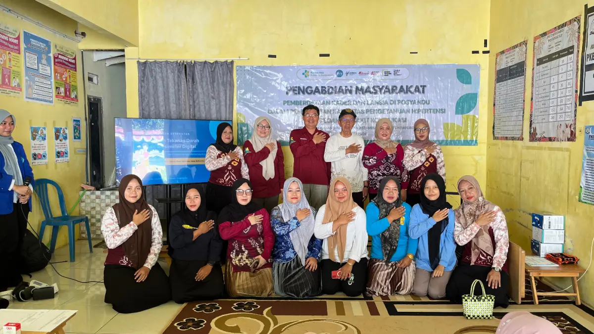 MOMEN: Tim dosen Jurusan Keperawatan Poltekkes Kemenkes Banjarmasin bersama kader Posyandu dan warga Desa Lok Gabang usai kegiatan edukasi dan pelatihan deteksi hipertensi.