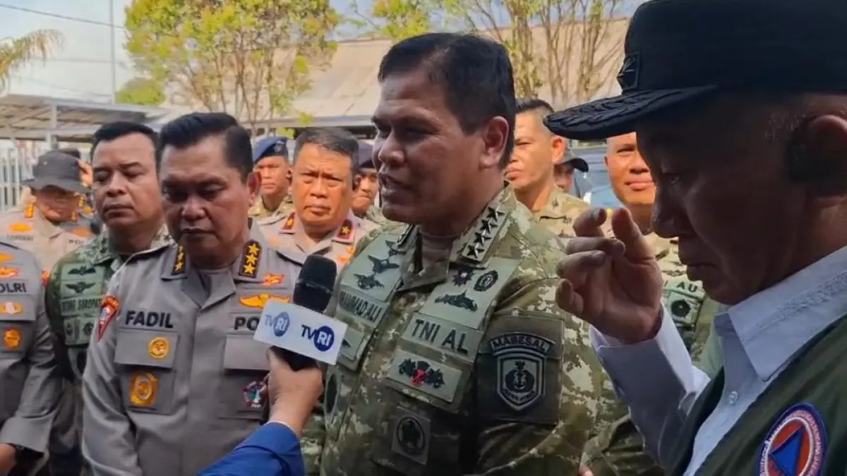 WAWANCARA: Kepala Staf Angkatan Laut (KSAL), Laksamana TNI Dr Muhammad Ali (tengah) didampingi jajaran Forkopimda Kalsel saat memberikan keterangan usai meninjau langsung penanganan karhutla di kawasan Guntung Damar, Banjarbaru, Sabtu (22/8/2026).
