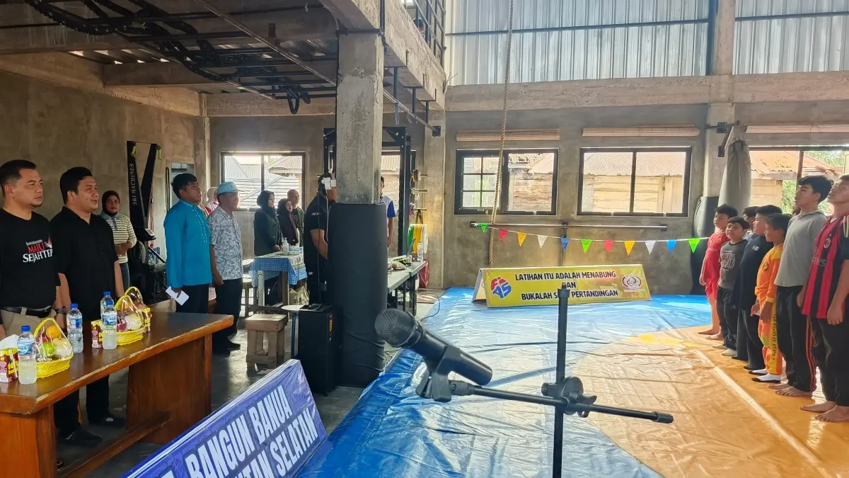 Sekda Kota Banjarmasin Ichrom Muftezar membuka Kejuaraan Sambo Wali Kota Cup Banjarmasin 2026 di Arena RChamp, Jumat (21/8/2026). Kejuaraan yang digelar Persambi Kota Banjarmasin ini diikuti sekitar 60 atlet dan menjadi bagian dari upaya pembinaan serta regenerasi atlet sambo di Kota Banjarmasin. (M Idris Jian Sidik)
