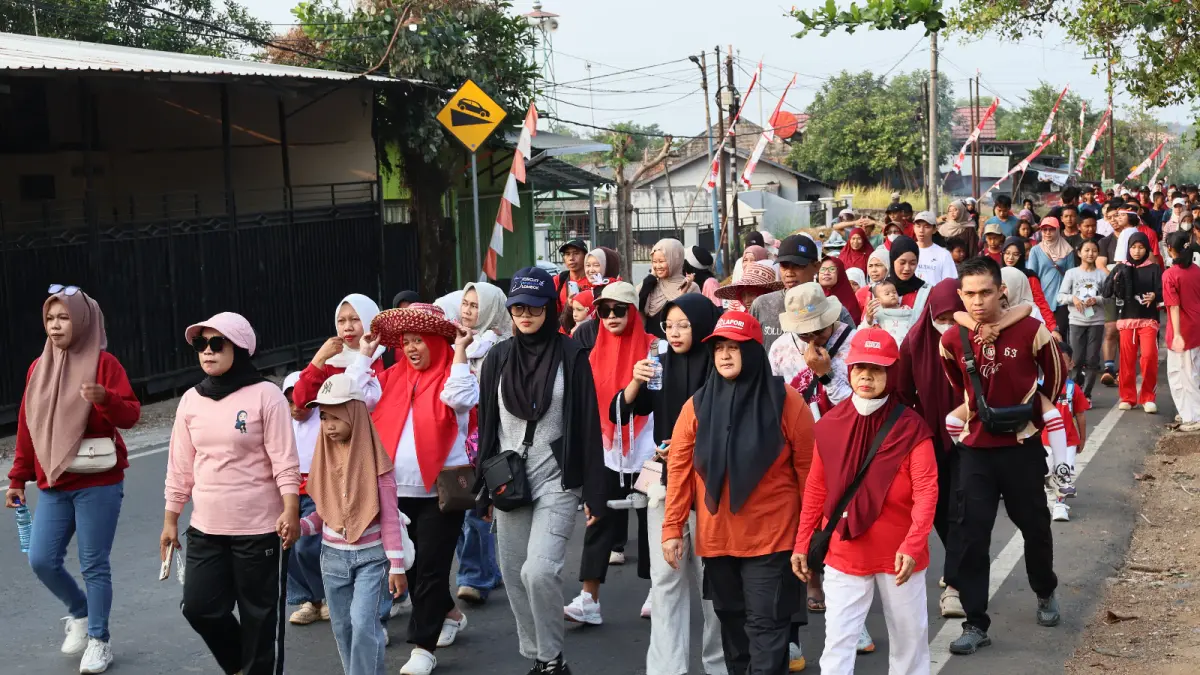 ANTUSIAS: Warga antusias mengikuti jalan santai bersama Ketua DPRD Kota Banjarbaru H Muhammad Syahrial di Komplek Cempaka Sari, Banjarbaru Selatan, Minggu (23/8/2026) pagi.