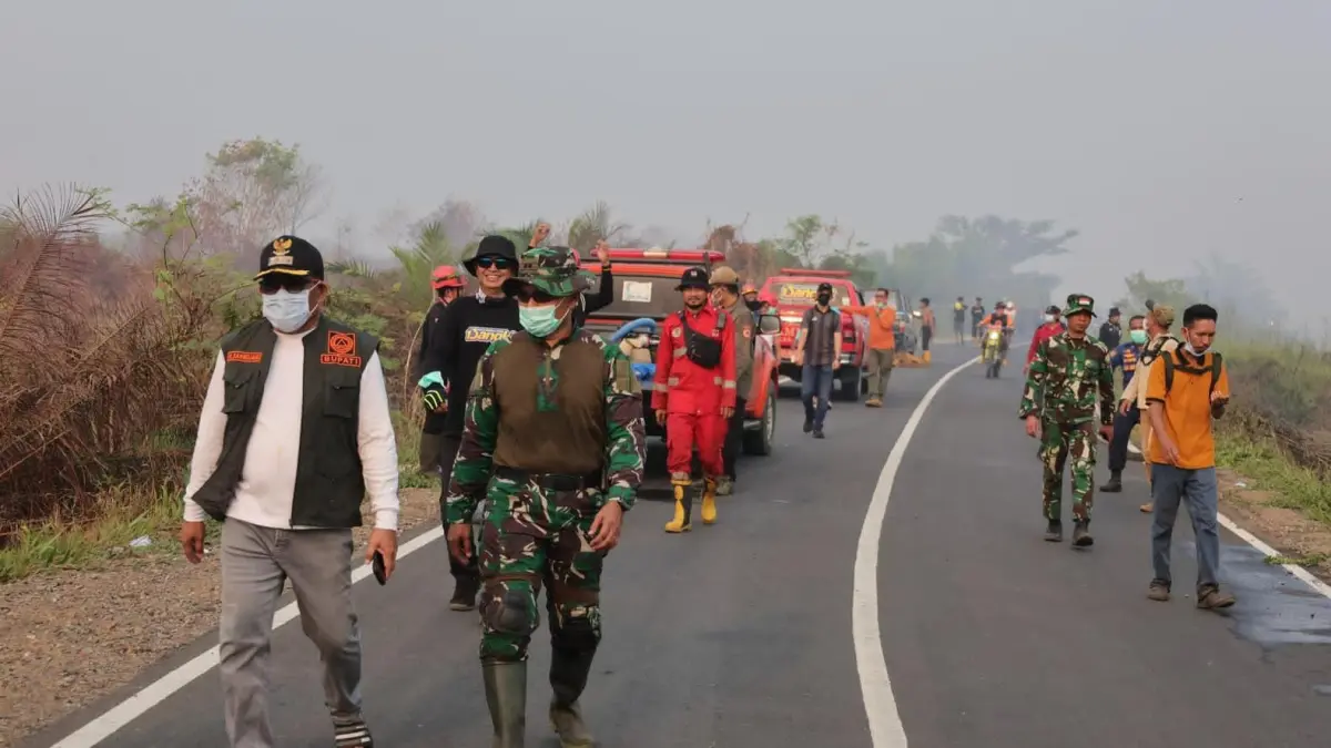 DI LAPANGAN: Bupati HSU, H Sahrujani bersama jajaran TNI dan Polri saat meninjau penanganan kebakaran hutan dan lahan di Desa Pulau Damar, Kecamatan Banjang.