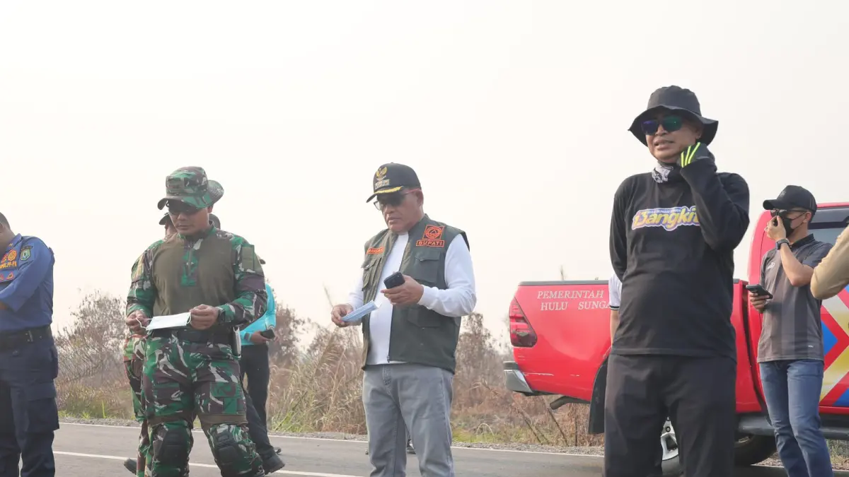 HADIR: Bupati dan Wakil Bupati HSU, H Sahrujani dan Hero Setiawan, Dandim 1001/HSU-Balangan, dan Kapolres HSU meninjau langsung penanganan karhutla di Desa Pulau Damar, Kecamatan Banjang, Jumat (21/8/2026).(Foto: Pemkab HSU)