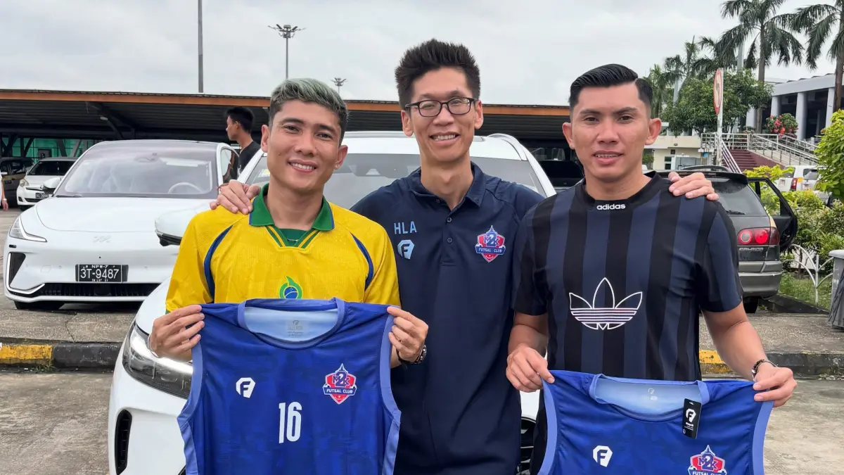 JERSEY: Rahmatullah Hasriyanoor Hanafi&nbsp; mengenakan jersey M2K Futsal Club, klub Liga Futsal Myanmar asal Kota Mandalay yang menjadi pelabuhan barunya. (dok Riyan)