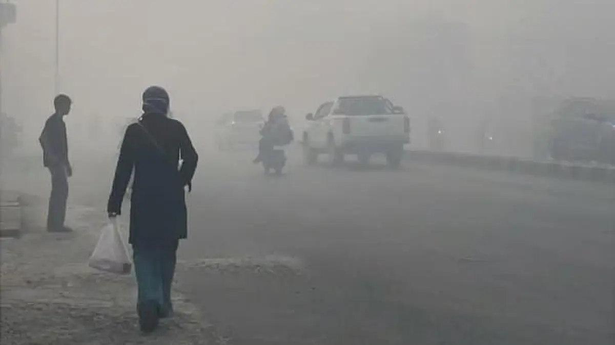 KABUT: Aktivitas warga di tengah kepungan kabut asap sisa karhutla di Banjarbaru, Sabtu (22/8/2026). (Foto: Fadlan Zakiri/Radar Banjarmasin)