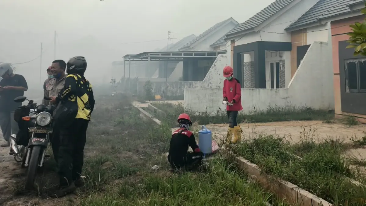 KARHUTLA: Petugas gabungan dan relawan berada di Kompleks Aeropolis Saleh Banjarbaru yang dikepung asap.