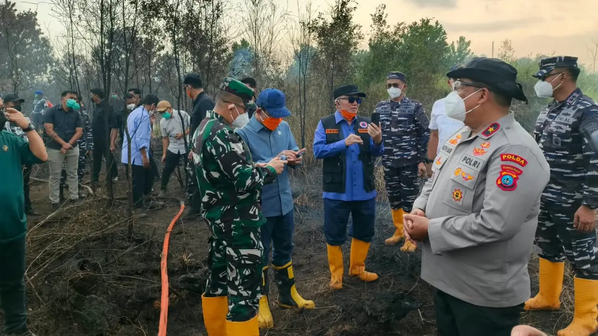 KARHUTLA: Wamenko Pangan Hanif Faisol Nurofiq meninjau penanganan karhutla di kawasan Guntung Damar, Banjarbaru. (Foto: Sheilla/Radar Banjarmasin)