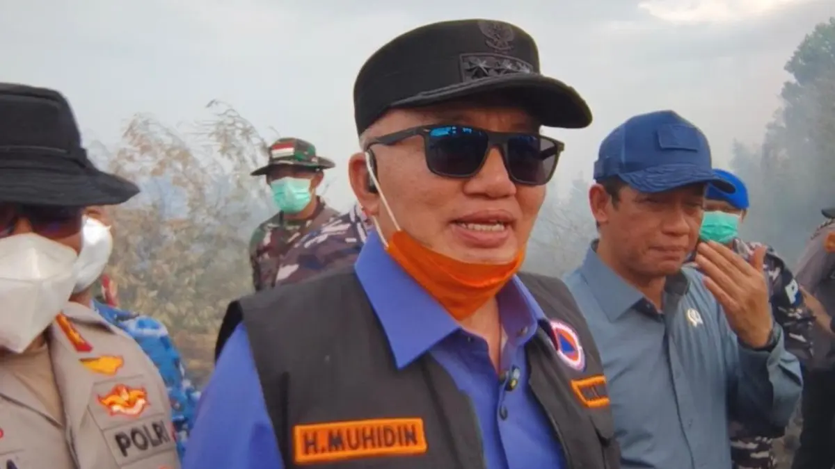 KETERANGAN: Gubernur Kalsel H. Muhidin memberikan keterangan terkait penanganan karhutla di Guntung Damar, Banjarbaru. (Foto: Sheilla/Radar Banjarmasin)
