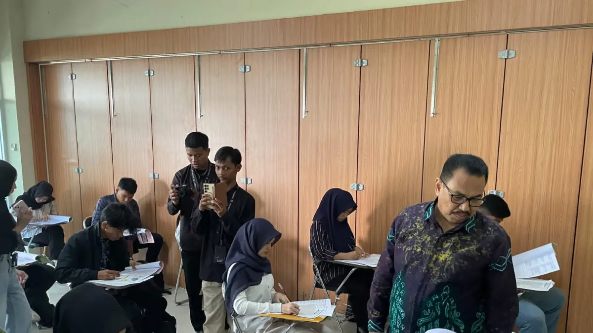MAHASISWA: Rektor UNISKA, Prof Zainul saat memantau ujian masuk gelombang kedua.