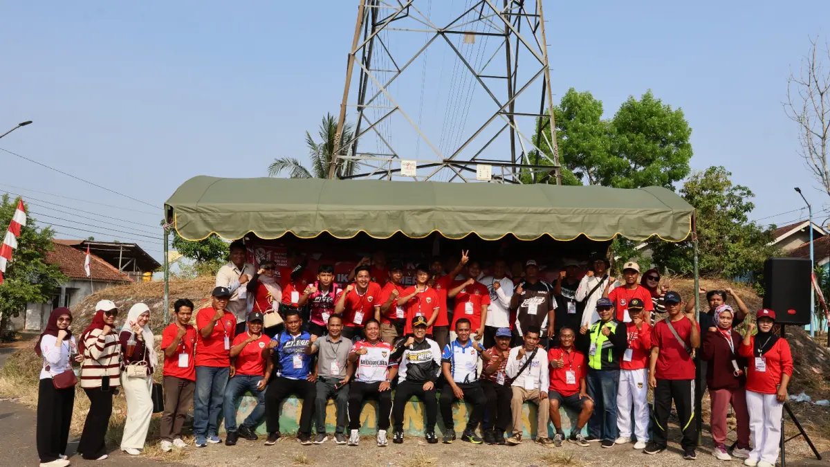MOMEN: Ketua DPRD Kota Banjarbaru H Muhammad Syahrial foto bersama tamu undangan dan panitia yang terlibat dalam kegiatan jalan santai.