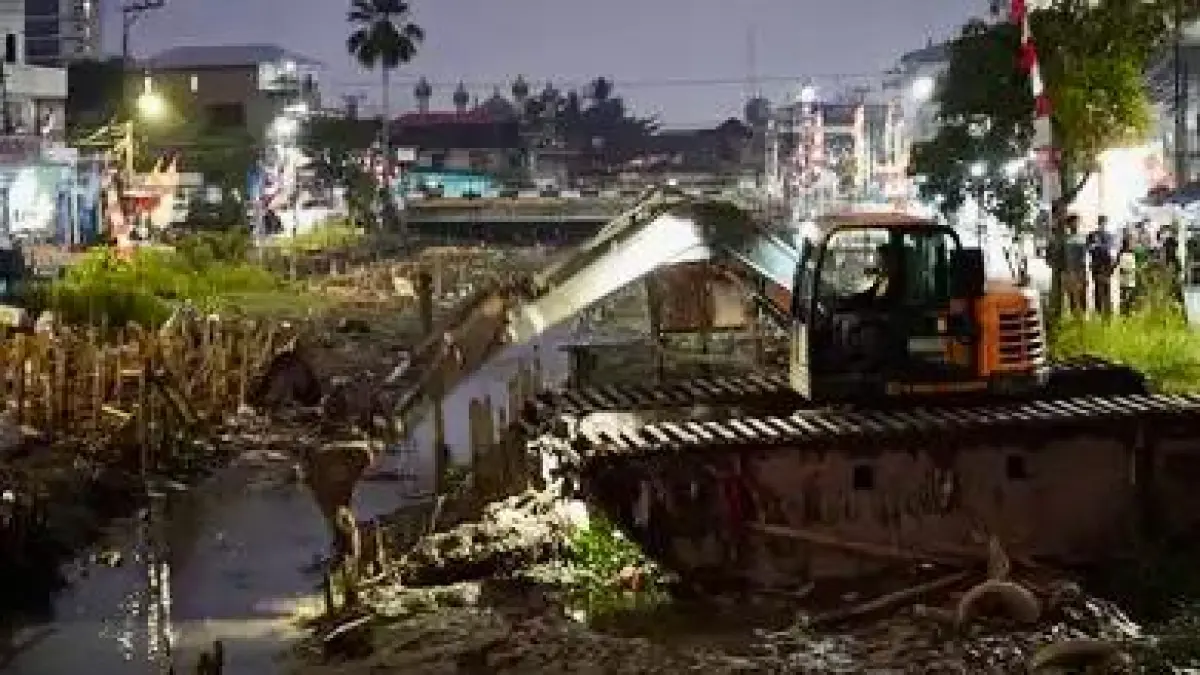 Pengerukan sungai di kawasan Sungai Baru. Normalisasi dilakukan menggunakan excavator untuk mengangkat sedimentasi dan memperlancar aliran air.(Foto: Prokom untuk Radar Banjarmasin)