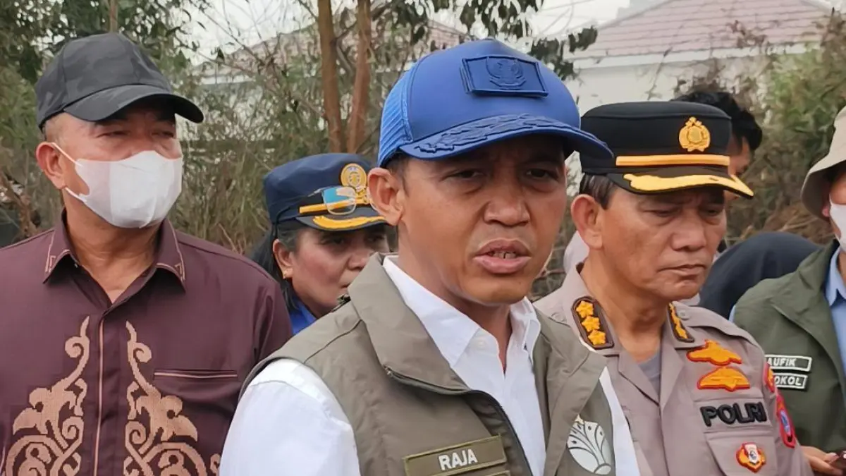 PENINJAUAN: Menteri Kehutanan Raja Juli Antoni meninjau penanganan karhutla di Guntung Damar, Banjarbaru, sekaligus menegaskan pelaku pembakaran akan diproses hukum. (Foto: Sheilla/Radar Banjarmasin)
