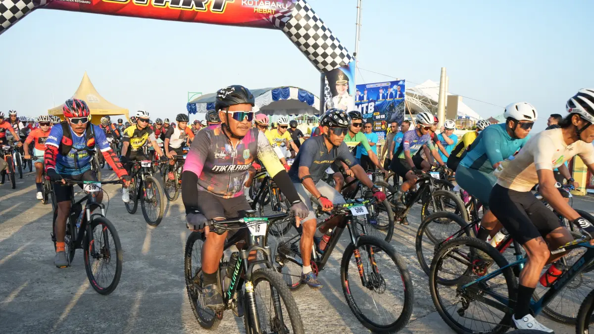 RAMAI: Para goweser dari berbagai daerah mulai start di Siring Laut Kotabaru. (Foto: Prokopim Setda) 