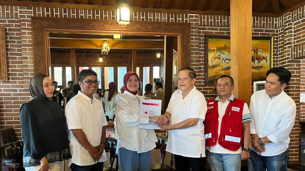 RESMI: Hj Ananda resmi kantong SK dari PMI Provinsi Kalsel.