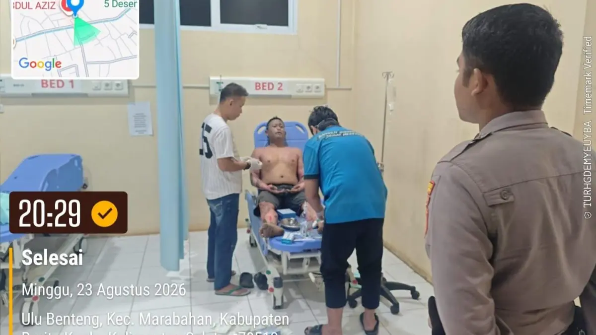 TERBAKAR: Korban luka bakar dirawat di IGD RSUD Abdul Aziz Marabahan setelah dua speedboat terbakar di dermaga Pemkab Batola. (Foto: Damkar Pemkab Batola)
