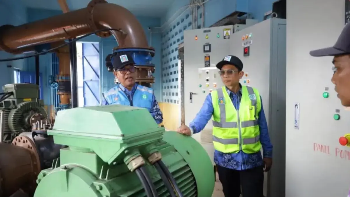 TINJAUAN: Dirut PAM Bandarmasih Zulbadi bersama Dirops Irwan Firmana meninjau Intake Sungai Bilu, Banjarmasin Timur. (Foto: PAM Bandarmasih)