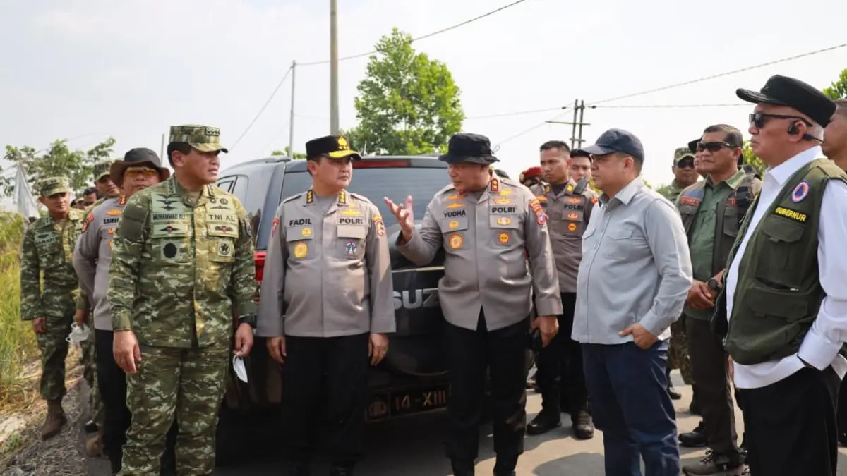 TINJAUAN: Haji Isam bersama Gubernur Kalsel Muhidin meninjau lokasi karhutla di Kalimantan Selatan. (Foto: Humas Polda Kalsel)