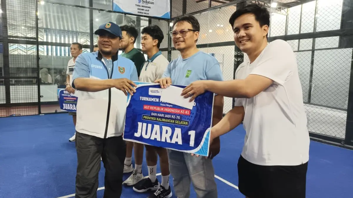 JUARA: Penyerahan penghargaan pemenang Turnamen Padel Antar-SKPD Kalimantan Selatan di Lapangan Padel Mahligai Pancasila, Banjarmasin yang berlangsung pada 21–22 Agustus 2026, dalam rangka memperingati Hari Jadi ke-76 Provinsi Kalsel dan HUT ke-81 RI.