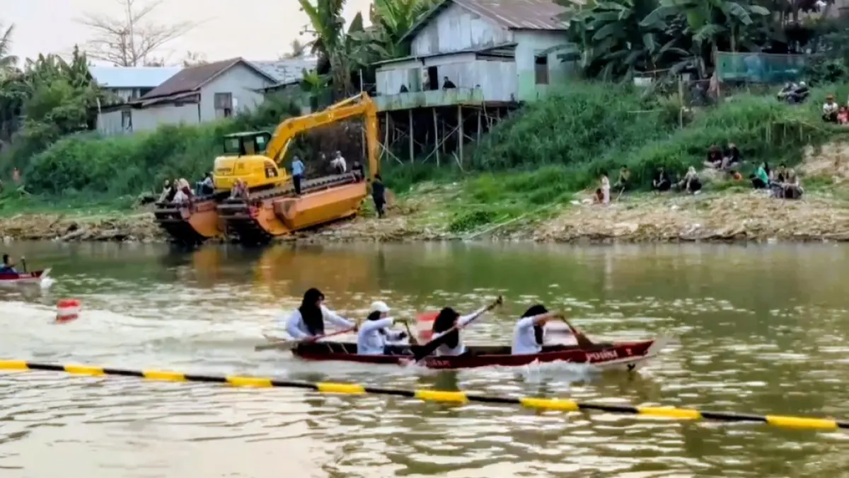 ADU CEPAT: Suasana lomba perahu naga dan perahu tradisional di Sungai Nagara, Siring Itik Amuntai, Minggu (23/8/2026). (Foto: M Akbar/Radar Banjarmasin)
