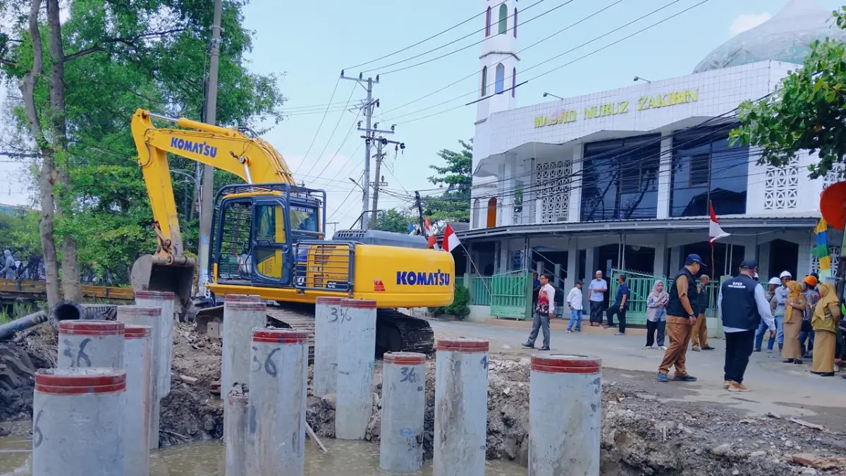 ALAT BERAT: Ketua DPRD Rikval Fachruri dan Komisi III melaksanakan inspeksi mendadak progres pembangunan Jembatan  Zafry Zamzam, Senin (24/8/2026).