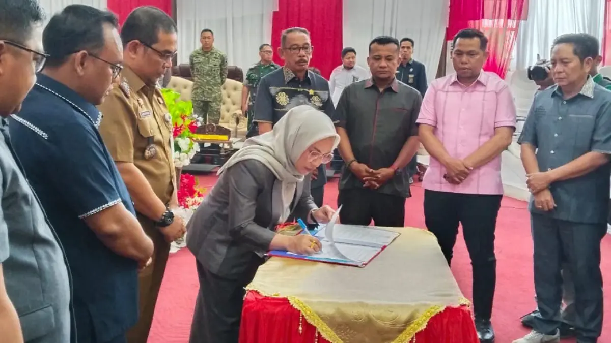 DITANDATANGANI: Ketua DPRD Kotabaru Suwanti menandatangani Rancangan APBD Perubahan 2026 disaksikan Sekda Eka Saprudin dan Wakil Ketua DPRD.&nbsp;