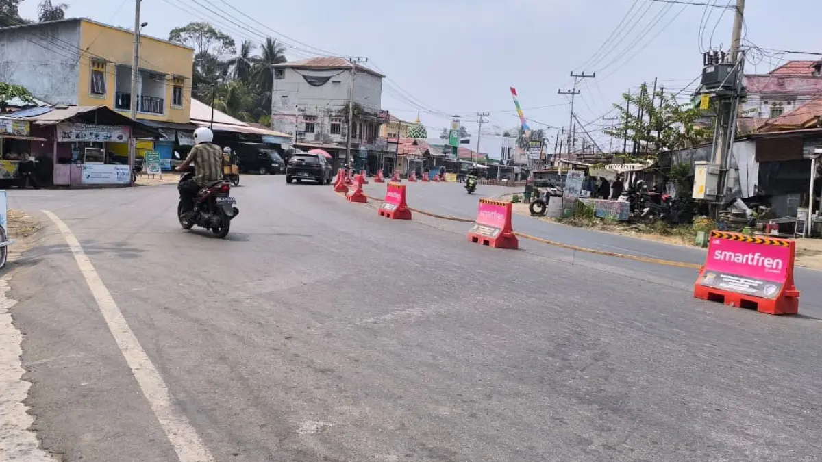 DITUTUP SEMENTARA: Kawasan Simpang Tiga Ban Ganal Bungin yang ditutup sementara, menyusul adanya proyek pembangunan median jalan.