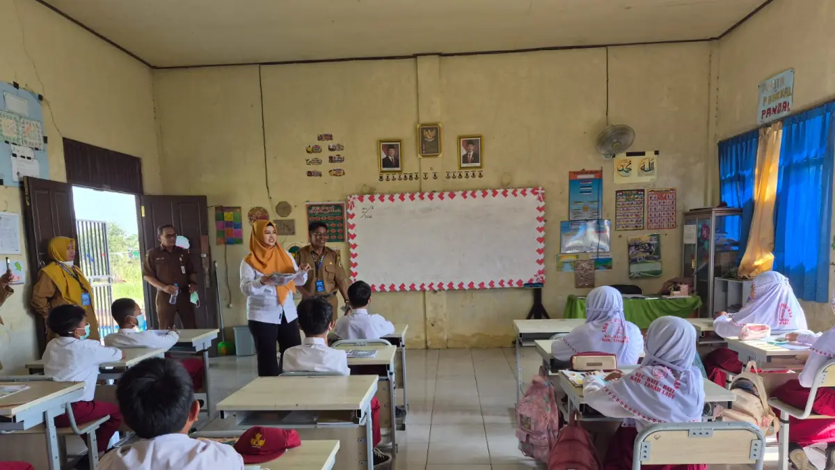 EDUKASI : Kepala Disdikbud Tala Myrza Fazrina saat memberikan edukasi penggunaan masker kepada siswa SDN 2 Pandahan, Senin (24/8/2026). (Foto : Norsalim Yahya/Radar Banjarmasin)