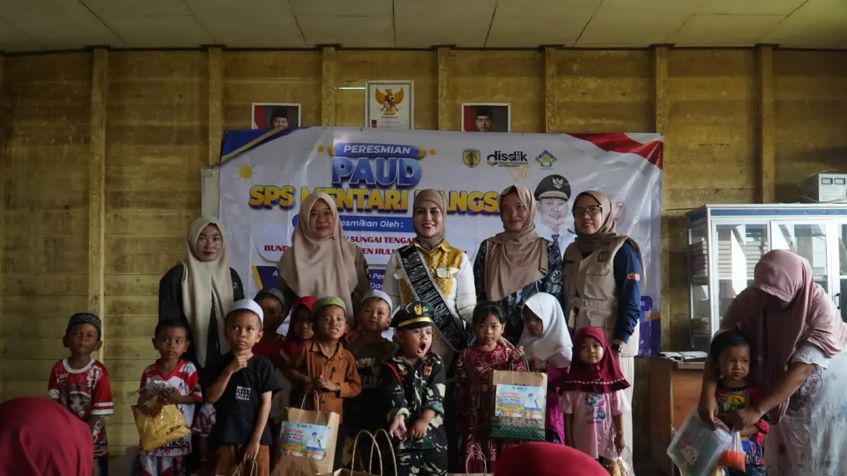 GEMARIKAN: Ketua TP PKK HST, Deni Era Samsul Rizal sosialisasikan gemar makan ikan untuk anak-anak, Selasa (18/8/2026).(Foto: Istimewa)