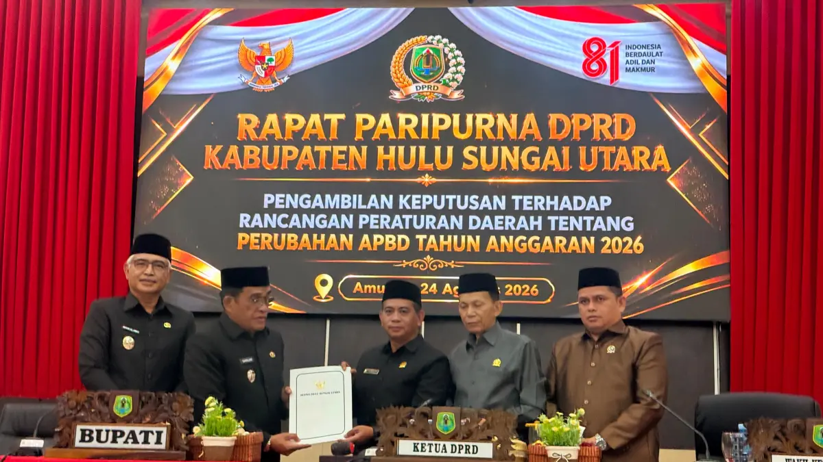 HADIR: Bupati dan wakil Bupati Kabupaten HSU, H Sahrujani dan Hero Setiawan foto bersama Pimpinan DPRD HSU usai Rapat Paripurna DPRD HSU dalam rangka pengambilan keputusan Kepala Daerah, Senin (24/8/2026). (Foto: Pemkab HSU)
